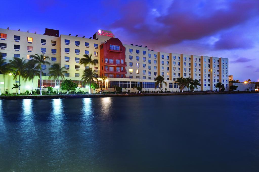 Ramada By Wyndham Princess Belize City Exterior foto